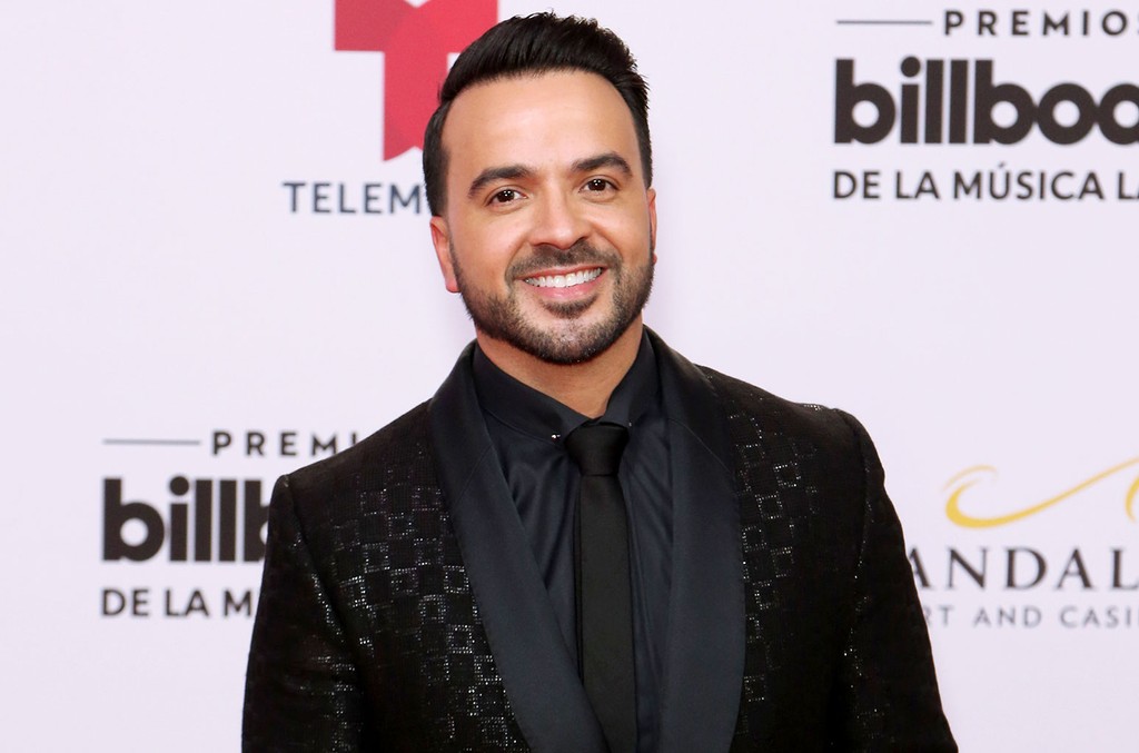 Luis Fonsi & More Latin Artists to Rock Out From Home for Telemundo's 'Concierto En Casa'