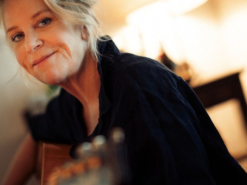 Mary Chapin Carpenter's 'The Dirt and the Stars' Is Warm and Sublime