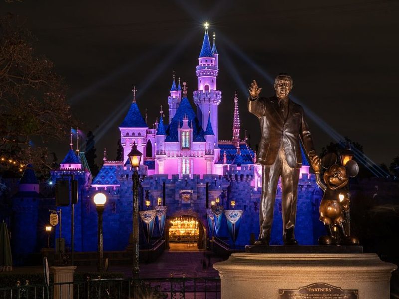 Man Visits Disneyland Every Day for Eight Years, Breaks Record