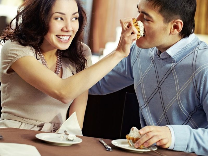 Man Won’t Take Girlfriend Who ‘Eats Like Kid’ to Nice Restaurants