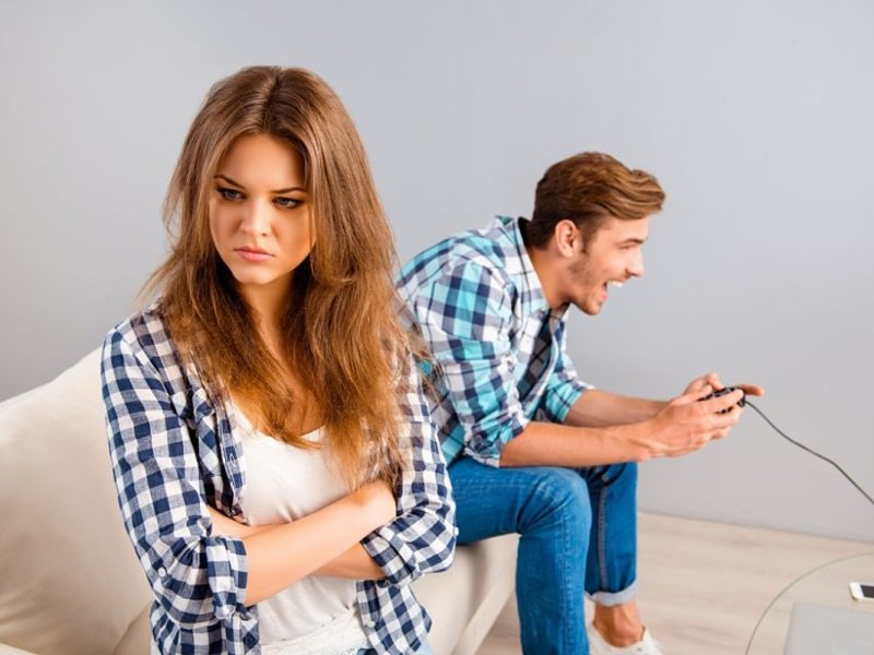 Parents Ask Adult Daughter to Give Up Apartment to Gamer Brother