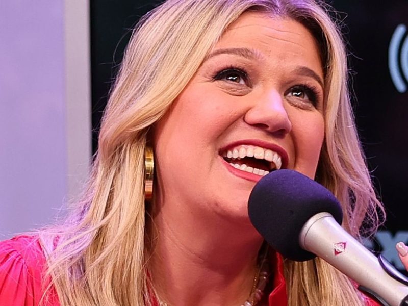 Kelly Clarkson Reacts to Fan’s Hilarious Hall Pass Sign