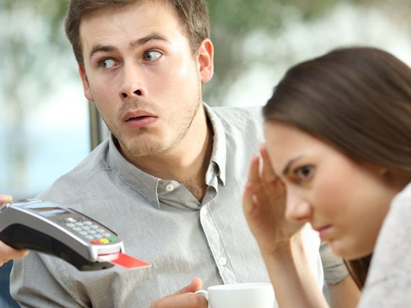 Woman Hates That ‘Cheapskate’ Boyfriend Uses Restaurant Coupons