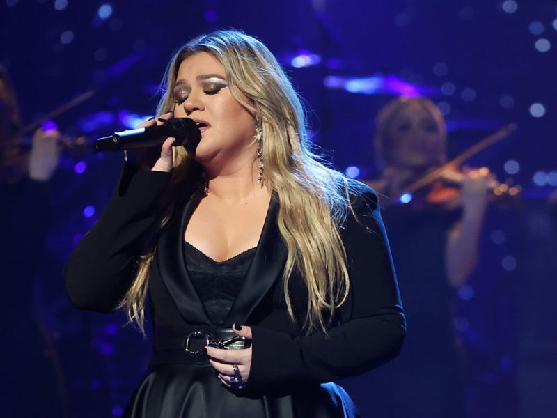Kelly Clarkson Transforms ‘Piece by Piece’ Into Self-Love Anthem