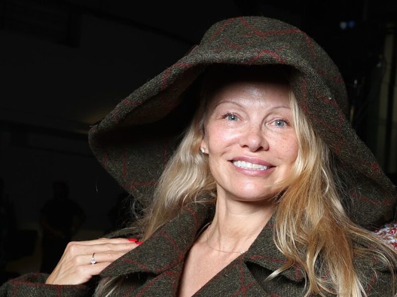 Pamela Anderson Goes Makeup-Free at Paris Fashion Week (PHOTO)