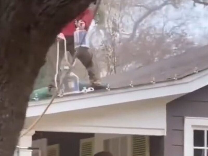 Video of This ‘Home Alone’ Christmas Decoration Is Going Viral