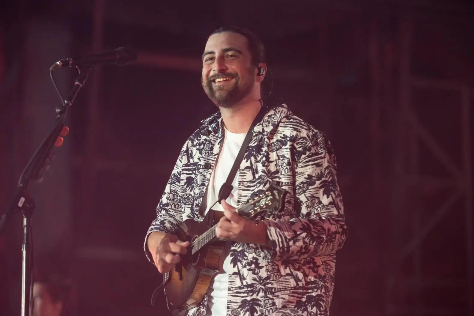 Noah Kahan Addresses Reports of Fans Wearing Diapers at Concerts